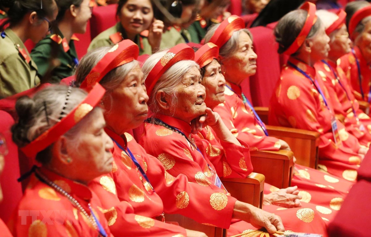 Các mẹ Việt Nam anh hùng trong buổi Gặp mặt. (Ảnh: Anh Tuấn/TTXVN)