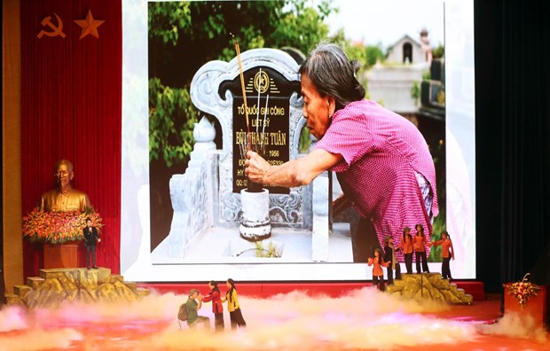 Các tiết mục nghệ thuật ca ngợi về mẹ Việt Nam anh hùng được biểu diễn trong buổi Gặp mặt. (Ảnh: Anh Tuấn/TTXVN)