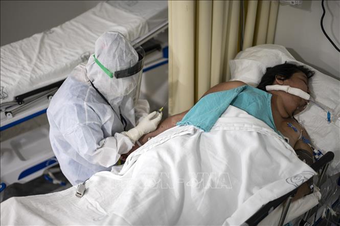 Nhân viên y tế điều trị cho bệnh nhân mắc COVID-19 tại một bệnh viện ở Mexico City, Mexico ngày 20/7. Ảnh: AFP/TTXVN