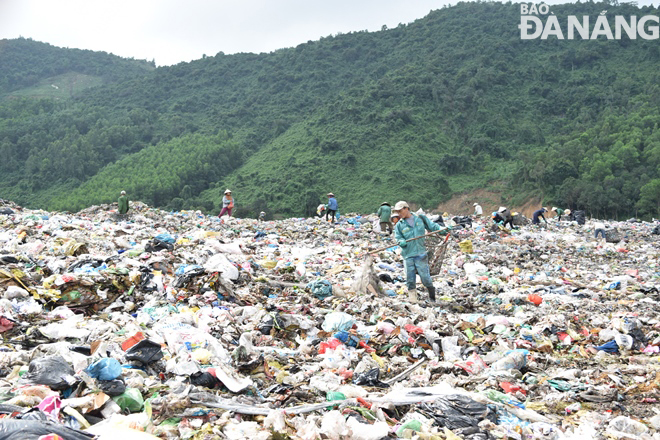 Sở Tài nguyên và Môi trường đề nghị các đơn vị, địa phương vận động người dân không thu nhặt phế liệu tại bãi rác Khánh Sơn để bảo đảm phòng chống dịch. Ảnh: HOÀNG HIỆP