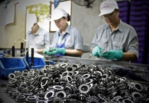 Workers on a production line at Viet Nam Engine and Agricultural Machinery Corporation's factory (Photo: VNA)