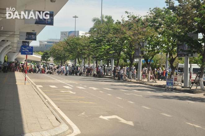 Trong những ngày qua du khách đến Đà Nẵng khá đông (trong ảnh khách đến Đà Nẵng qua đường hàng không, Ảnh chụp lúc 9h35 ngày 25-7). Ảnh THÀNH LÂN