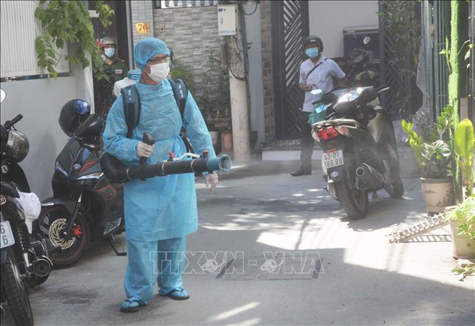  Nhân viên y tế Đà Nẵng phu thuốc khử khuẩn từng nhà, đường ngõ tại khu vực dân cư nơi bệnh nhân COVID-19 số 418 sinh sống. Ảnh: Võ Dũng/TTXVN