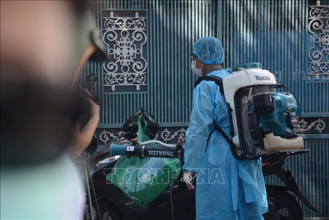 Nhân viên y tế Đà Nẵng phu thuốc khử khuẩn từng nhà, đường ngõ tại khu vực dân cư nơi bệnh nhân COVID-19 số 418 sinh sống. Ảnh: Võ Dũng/TTXVN