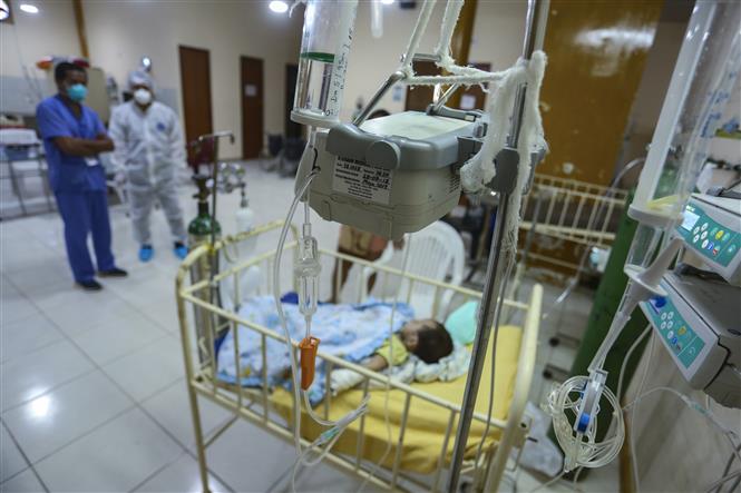Một em nhỏ nhiễm COVID-19 được điều trị tại Iquitos, Peru. Ảnh: AFP/TTXVN