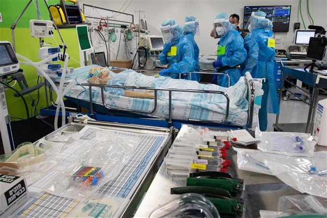 Nhân viên y tế Israel tập huấn điều trị cho bệnh nhân nhiễm COVID-19 tại bệnh viện ở Haifa, Israel. Ảnh: THX/TTXVN