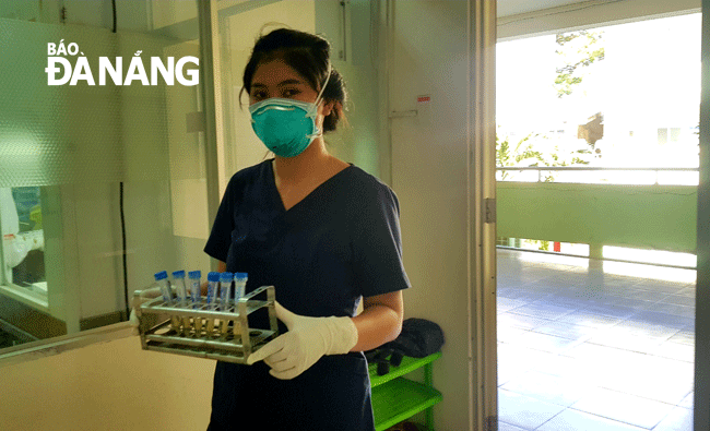 A staff member from the Da Nang Centre for Disease Control preparing for taking samples of suspected patients to test for the virus
