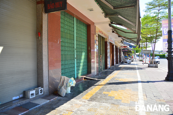 Shops selling non-essential goods on Dien Bien Phu Street were closing on Sunday afternoon.