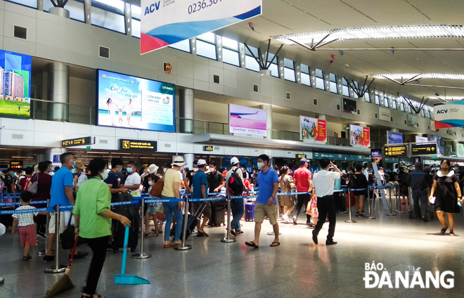 Visitors pictured at the Da Nang International Airport on Sunday afternoon