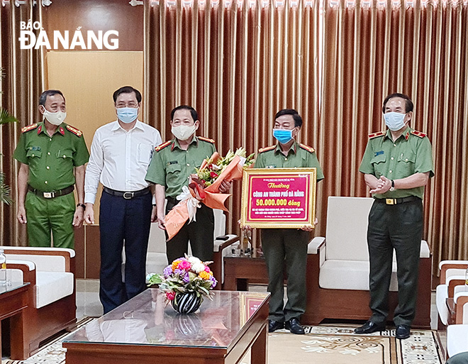 Chủ tịch UBND thành phố Huỳnh Đức Thơ (thứ 2 từ trái) trao thưởng cho lực lượng An ninh Công an thành phố. Ảnh: HS.