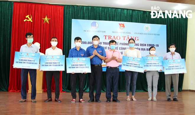 Representatives from hospitals and medical centres in Da Nang receiving donations from the Viet Nam Youth Federation's Central Committee, the Da Nang Youth Union and the CP Viet Nam Livestock JSC