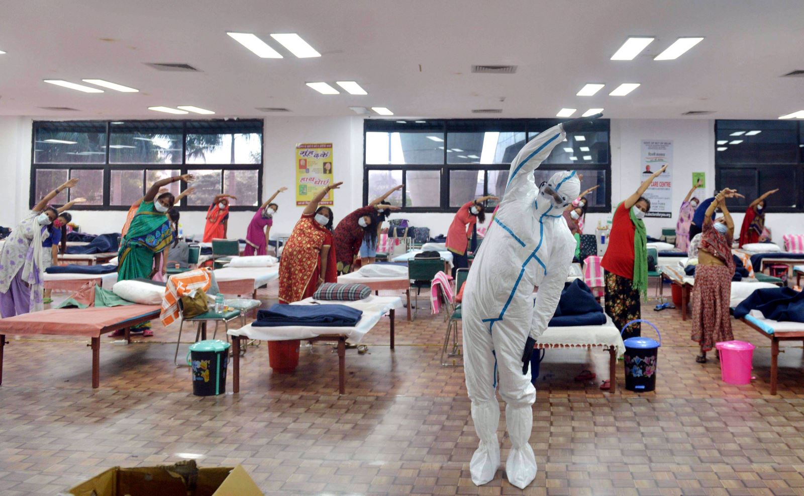 Bệnh nhân tập thể dục tại trung tâm điều trị bệnh nhân COVID-19 ở New Delhi, Ấn Độ, ngày 24/7/2020. Ảnh: THX/ TTXVN