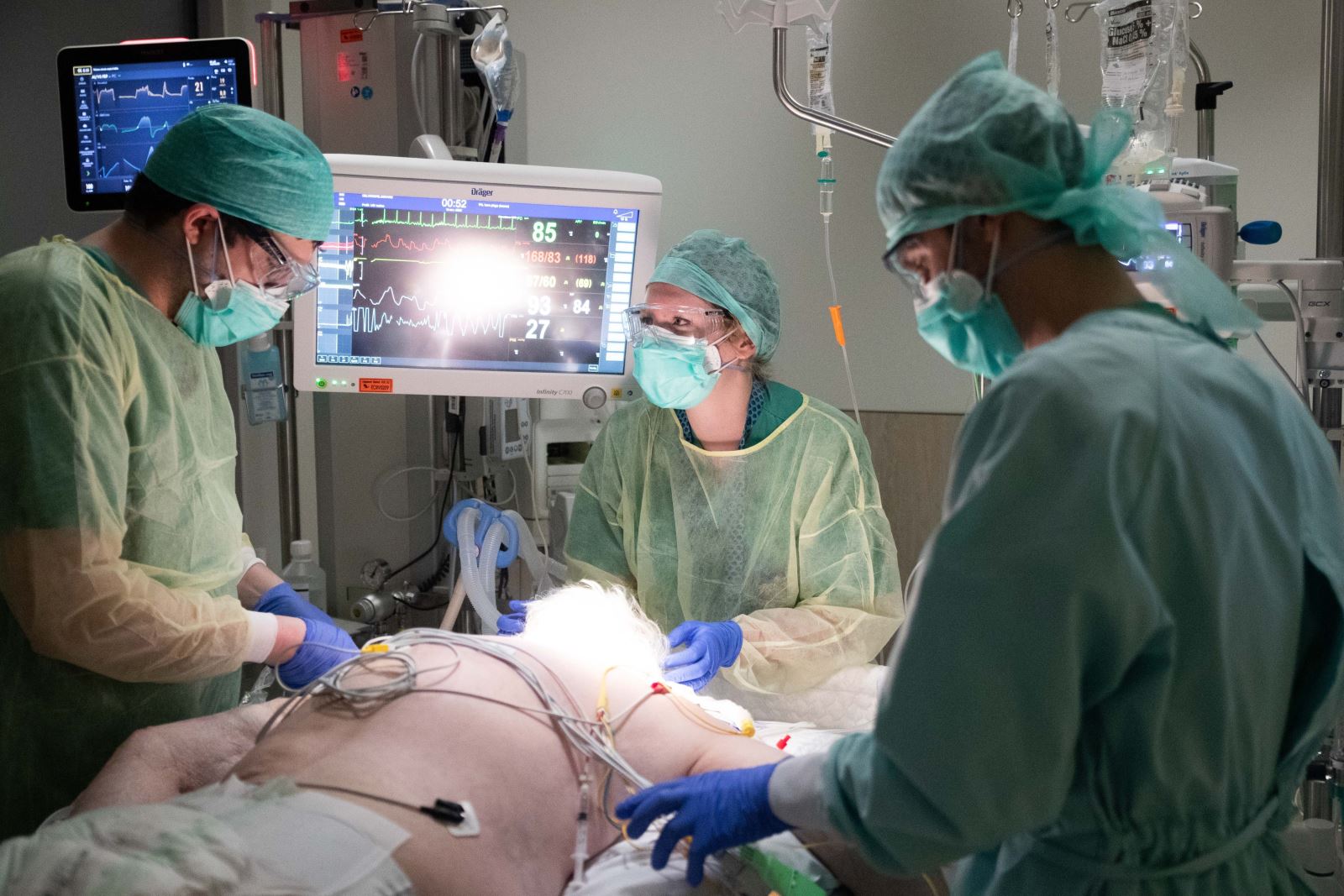 Nhân viên y tế điều trị cho bệnh nhân mắc COVID-19 tại một bệnh viện ở Brussels, Bỉ ngày 11/4/2020. Ảnh: AFP/TTXVN
