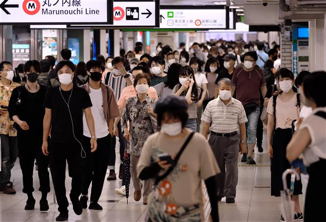  Người dân đeo khẩu trang phòng lây nhiễm COVID-19 tại Tokyo, Nhật Bản ngày 26/7/2020. Ảnh: AFP/TTXVN