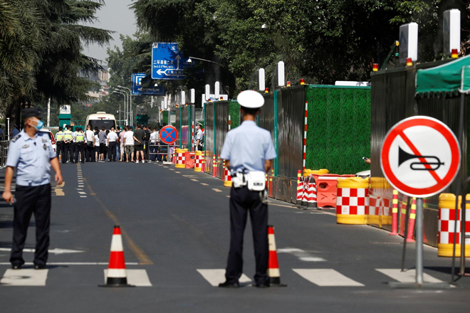 Cảnh sát tuần tra ở khu vực gần Tổng lãnh sự quán Mỹ tại Thành Đô ngày 27-7. 					Ảnh: Reuters