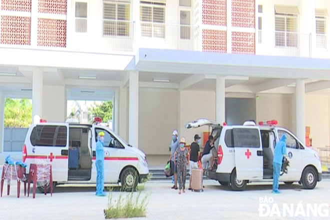 Quận Liên Chiểu tổ chức đưa gần 100 người diện F1 tiếp xúc với bệnh nhân 416 mắc Covid-19 tại tổ 58 phường Hòa Khánh Bắc vào cách ly tập trung tại khu ký túc phía Tây thành phố. Ảnh: TRỌNG HÙNG