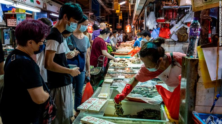 Người dân đeo khẩu trang tại một chợ cá Hong Kong ngày 25/7. Ảnh: AP