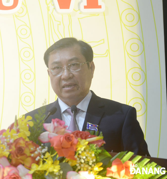 Chủ tịch UBND thành phố Huỳnh Đức Thơ đề nghị Đảng bộ, chính quyền và nhân dân quận Liên Chiểu hết sức bình tĩnh, đề cao cảnh giác và tập trung cao độ trong tác phòng, chống Covid-19. Ảnh: TRỌNG HÙNG