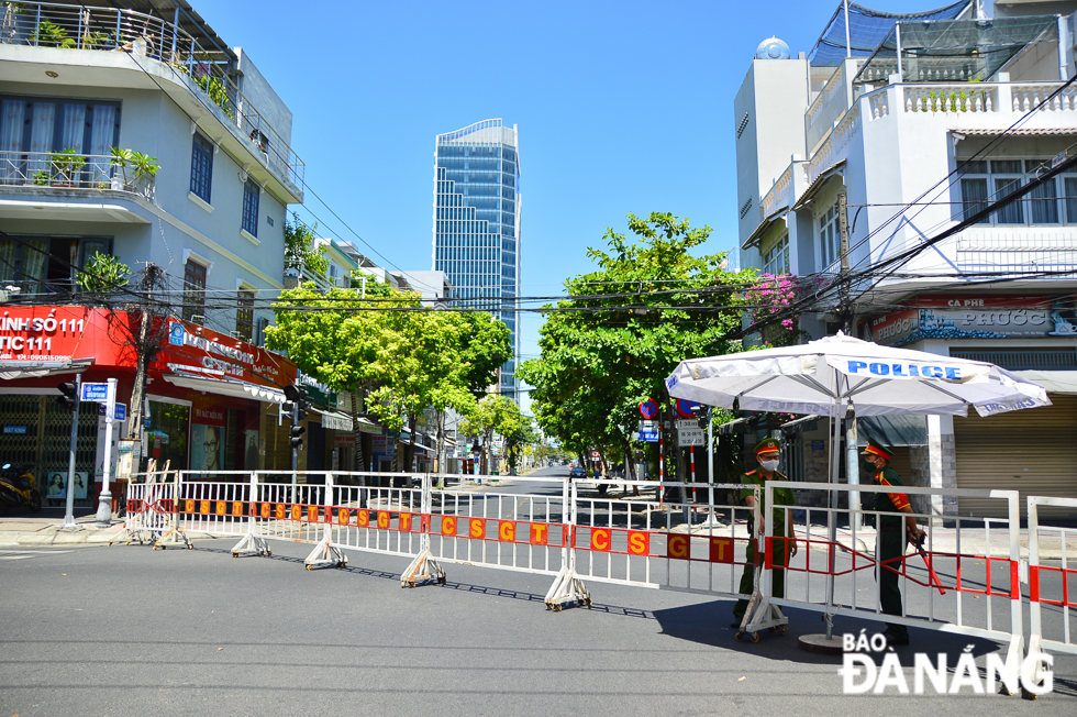 Barriers erected at the intersection of Hai Phong and Nguyen Thi Minh Khai streets