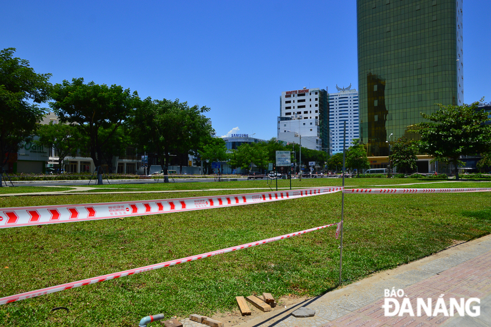 Barrier tape placed at a public park at the intersection of Le  Dinh Duong and Nguyen Van Linh streets to prevent from mass gatherings