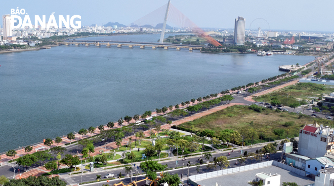 Quận Hải Châu đang phối hợp với các cơ quan chức năng triển khai các dự án đầu tư công ở ven sông Hàn và hai đầu cầu Nguyễn Văn Trỗi, Trần Thị Lý.  Trong ảnh: Công viên APEC đang chuẩn bị triển khai mở rộng. Ảnh: HOÀNG HIỆP	