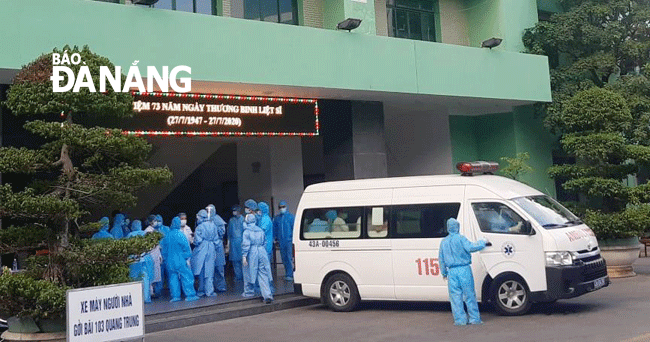 Bệnh viện Đà Nẵng chuyển bệnh nhân, người nhà đến các khu cách ly sáng 29-7. Ảnh: PHAN CHUNG