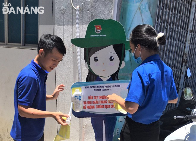 YU members in Tan Chinh Ward repairing a portable hand hygiene station in the locality