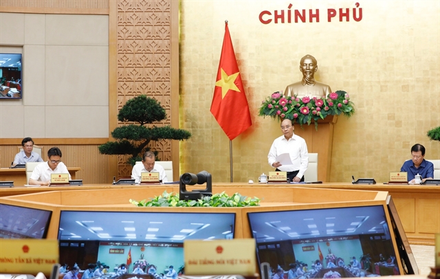Prime Minister Nguyen Xuan Phuc chairs a meeting between the Government and localities on COVID-19