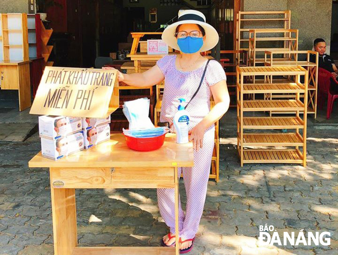 Một địa điểm phát khẩu trang miễn phí của người dân Đà Nẵng.Ảnh: XUÂN DŨNG	