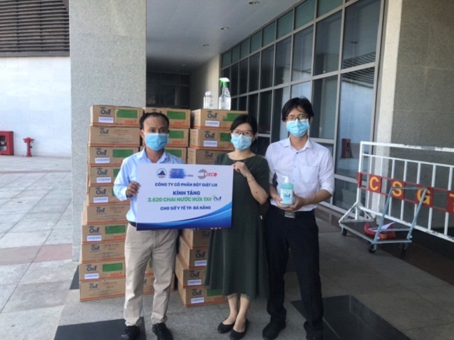 Đại diện On1 trao tặng 3620 chai sản phẩm (bao gồm gel rửa tay khô, nước rửa tay, dung dịch rửa tay khô) cho Sở Y Tế Thành Phố Đà Nẵng sáng ngày 29-7.