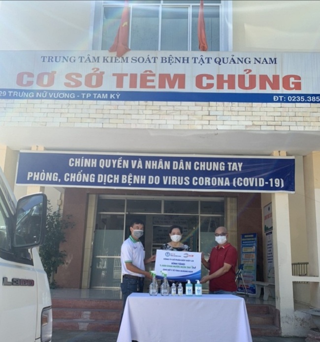 Đại diện On1 trao tặng 1.480 chai sản phẩm (bao gồm gel rửa tay khô, nước rửa tay, dung dịch rửa tay khô) cho Sở Y tế Quảng Nam sáng ngày 29-7.