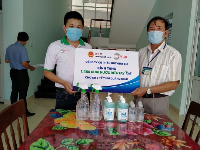Đại diện On1 trao tặng 1480 chai sản phẩm (bao gồm gel rửa tay khô, nước rửa tay, dung dịch rửa tay khô) cho Sở Y tế Quảng Ngãi sáng ngày 29-7.
