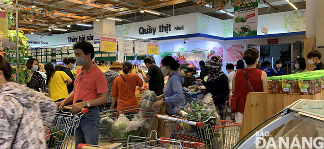 Các siêu thị cũng là điểm đến mua sắm của đông đảo người dân trong sáng 30-7. Trong ảnh: Siêu thị Co.opmart Đà Nẵng đông nghịt người đến mua sắm trong sáng 30-7. Ảnh: KHÁNH HÒA