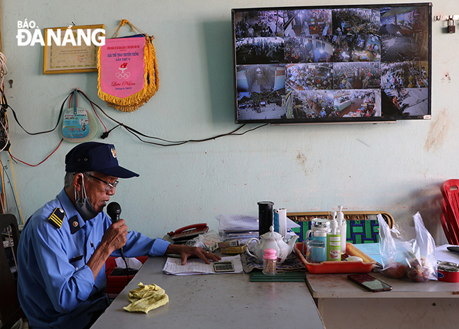 Lực lượng bảo vệ tại chợ Mân Thái (quận Sơn Trà) tăng cường công tác tuyên truyền người dân cần đeo khẩu trang, giữ khoảng cách khi đến chợ nhằm phòng, chống dịch bệnh. Ảnh chụp tại chợ Mân Thái sáng 30-7. Ảnh: VĂN HOÀNG
