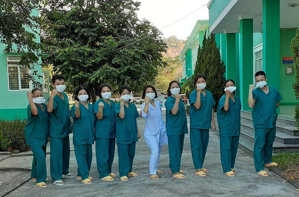 The staff of the Da Nang Lung Hospital showing their strong solidarity and determination to fight against the Covid-19