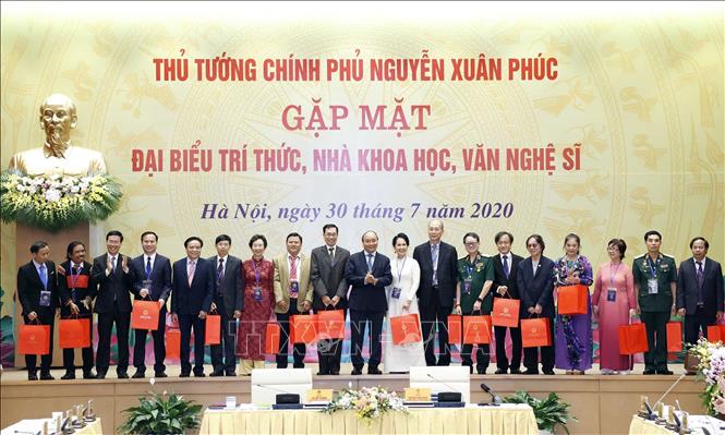 Thủ tướng Nguyễn Xuân Phúc gặp mặt đại biểu tri thức, nhà khoa học, văn nghệ sỹ. Ảnh: Thống Nhất/TTXVN