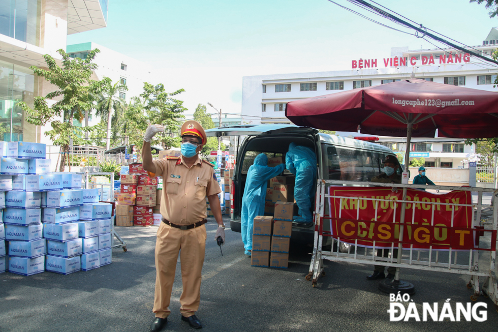 A traffic police officer supporting the transportation of the donations to the isolated area