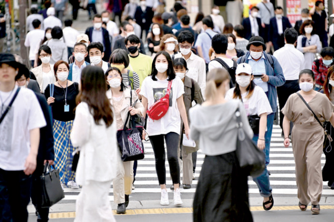 Người dân Nhật Bản đeo khẩu trang trên đường phố Tokyo.  Ảnh: AFP/Getty Images