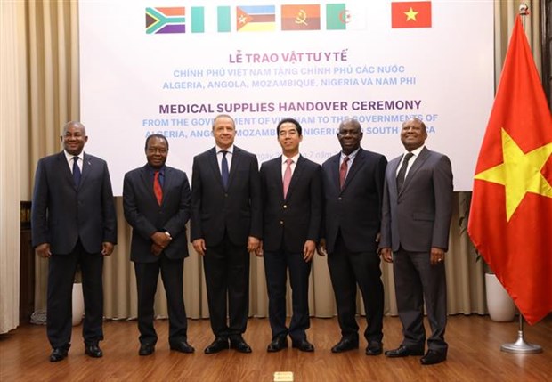 Deputy Foreign Minister To Anh Dung (fourth from left) and Ambassadors from recipient countries pose for a group photo (Photo: VNA)