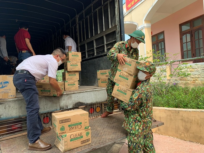 Xe vận tải đưa sản phẩm của Unilever đến điểm tiếp nhận tại Trường Quân sự, Bộ chỉ huy quân sự TP Đà Nẵng.