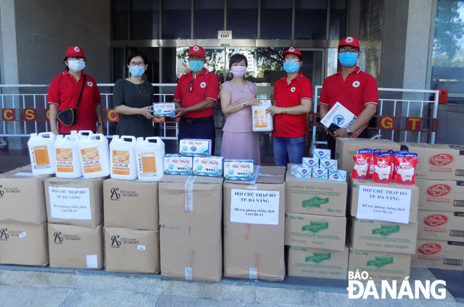 Representatives from the Da Nang Red Cross Society handing over material donations to the municipal Health Department 