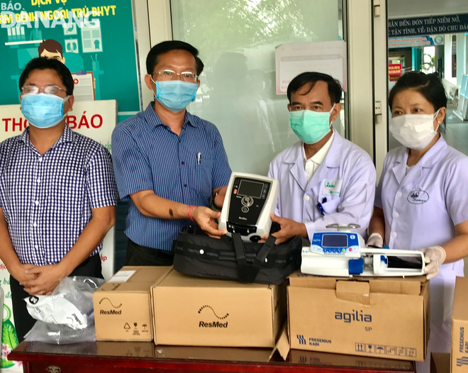 Hội Doanh nhân trẻ thành phố trao tặng thiết bị y tế cho Trung tâm y tế huyện Hòa Vang. Ảnh: M.QUẾ