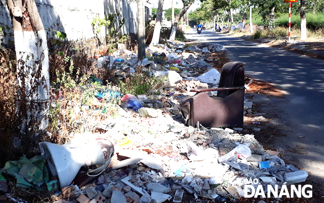 Xà bần, rác thải trên nhiều tuyến đường ở phường Hòa Minh