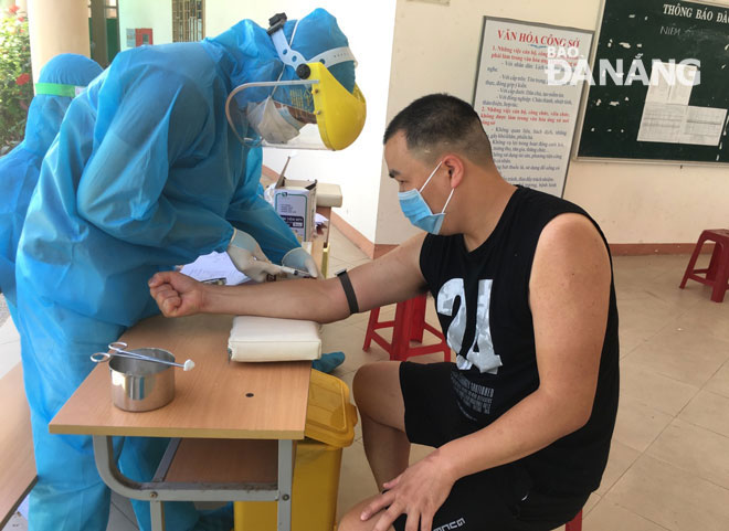 Trung tâm Y tế quận Ngũ Hành Sơn tổ chức xét nghiệm cho người nước ngoài