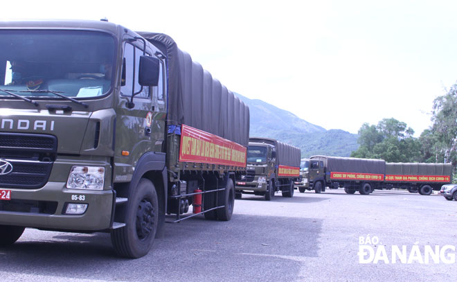 Xe quân sự chở hàng chục tấn hàng hóa, thiết bị y tế về Đà Nẵng