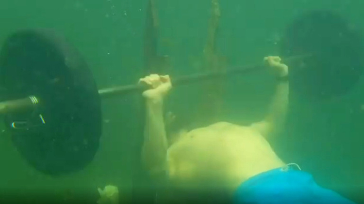 Huấn luyện viên Nga lập kỷ lục nâng tạ dưới nước