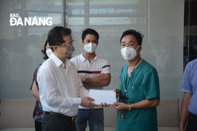 Chia tay đoàn cán bộ y tế tiếp sức chống dịch tỉnh Bình Định và tỉnh Thừa Thiên-Huế