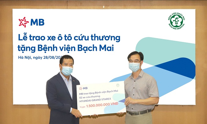 Trao tặng 2 xe cứu thương do MB tài trợ cho Bệnh viện Bạch Mai