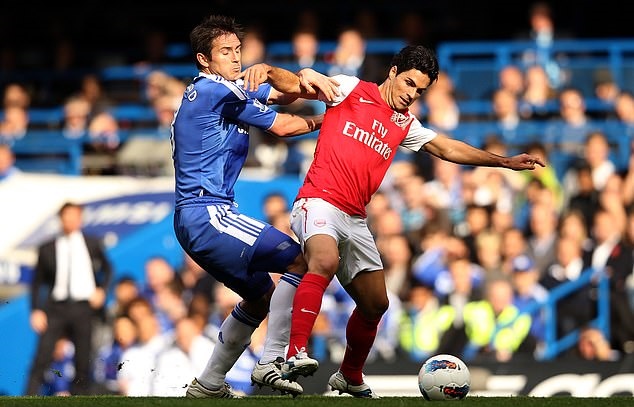 Frank Lampard và Mikel Arteta từng đối đầu trong trận derby thành London hồi tháng 10-2011 khi còn là cầu thủ. Ảnh: PA