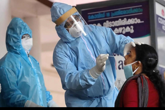 Xét nghiệm Covid-19 tại Kozhikode thuộc bang Kerala (Ấn Độ). Quốc gia Nam Á này ngày 31-7 ghi nhận hơn 55.000 ca nhiễm mới. Ảnh: Reuters